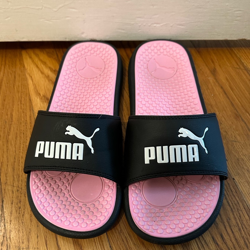 Puma Black & Pink Slide Sandals / Soccer Sandals - Size 8.5
